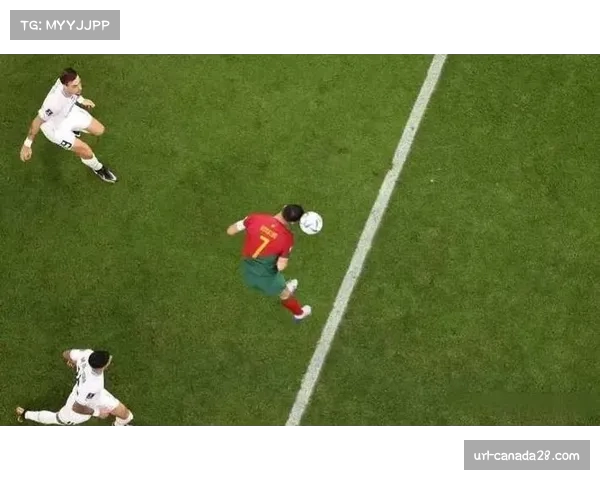 皮球因积水两次在禁区线附近诡异停下